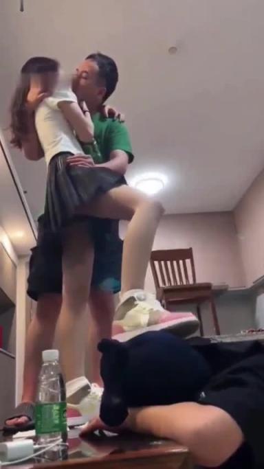 【受虐狗奴】JK学生和男友一起调教舔狗狗奴,刺激! 预览截图 3