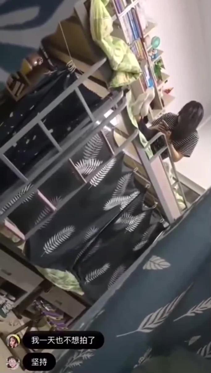 【出卖同学】妹子还不起高利贷被逼直播女室友换衣抵债 预览截图 4