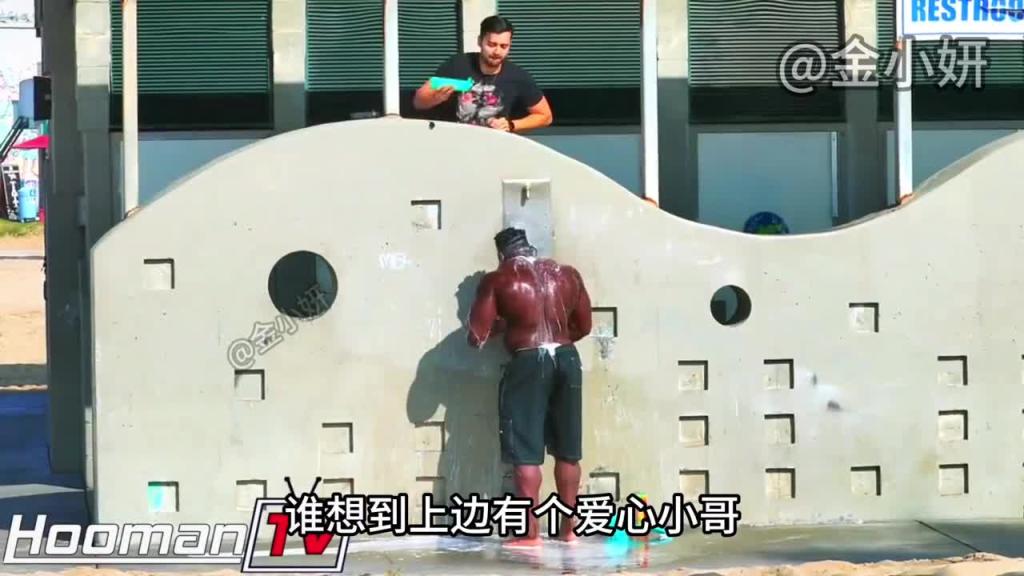 搞笑国外整蛊,洗头的时候有人偷偷的不停给头上倒洗发水会发生什么呢,无限洗头模式开启 预览截图 2
