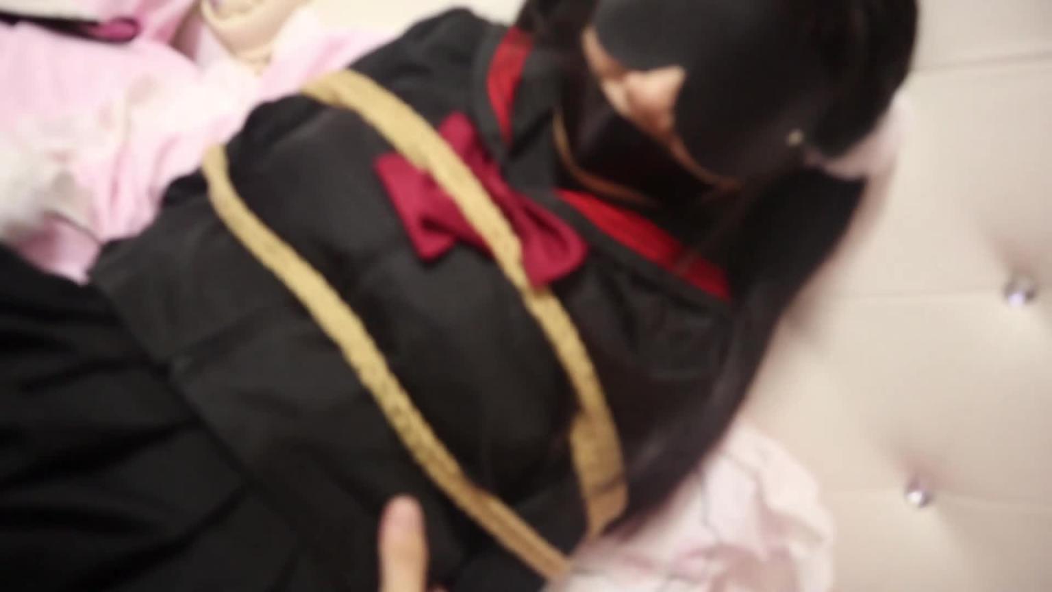 【荷仙少女】少女A每一次最害怕不是被鞭打,而是被鞭打前静止的恐惧,不停的摇头乞求停止鞭打,但乞求男主意义不大,并且这次从白袜子换袜子期间变换简单驷马期间也不停止痒刑的折... 预览截图 2