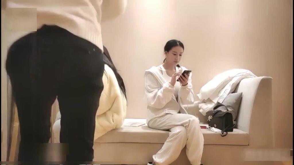 1双飞极品外围黑丝大长腿淫荡女神 . 预览截图 1