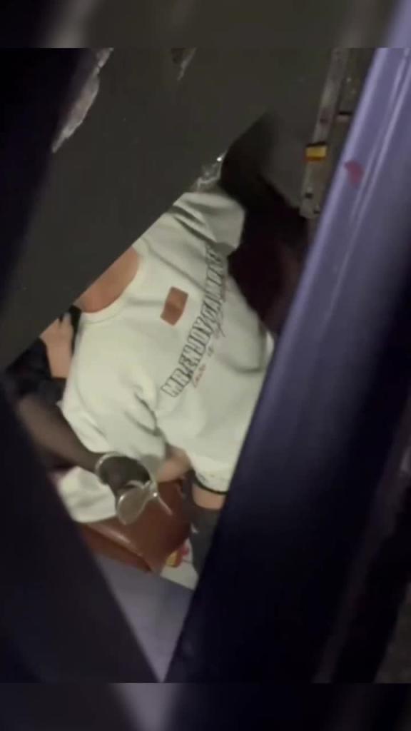 偷偷摸摸爱爱大家都看到拿手机狂拍 预览截图 6