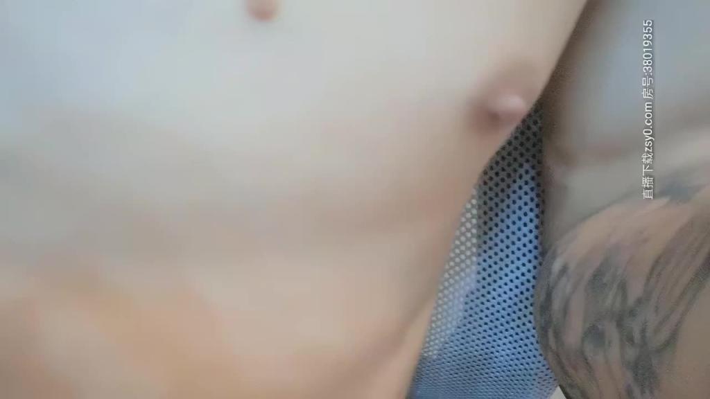 《嫖嫖SEX探花》约了长相挺有个性的长发妹子，在沙发上狂操 预览截图 5