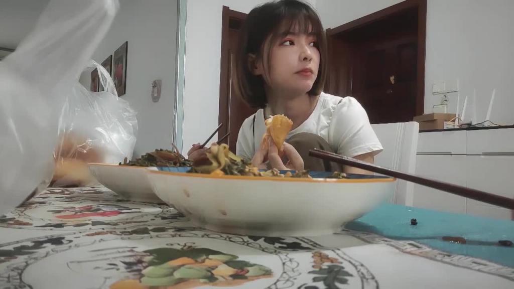 偷情良家少妇还嫌弃人家做的饭不好吃 预览截图 1