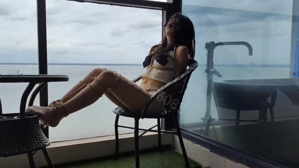 绑在阳台上的美女与大海 预览截图 7