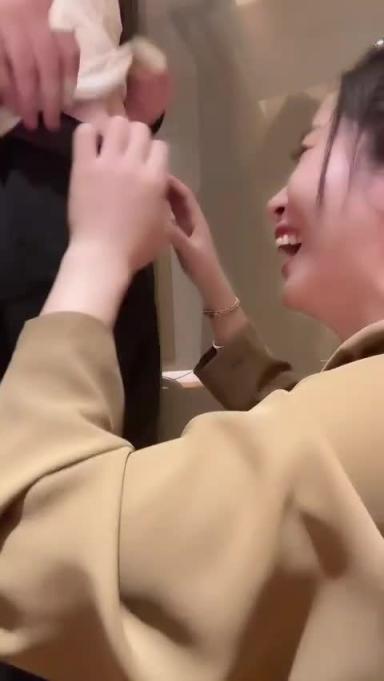 公司女领导脱裤子就吃 预览截图 2