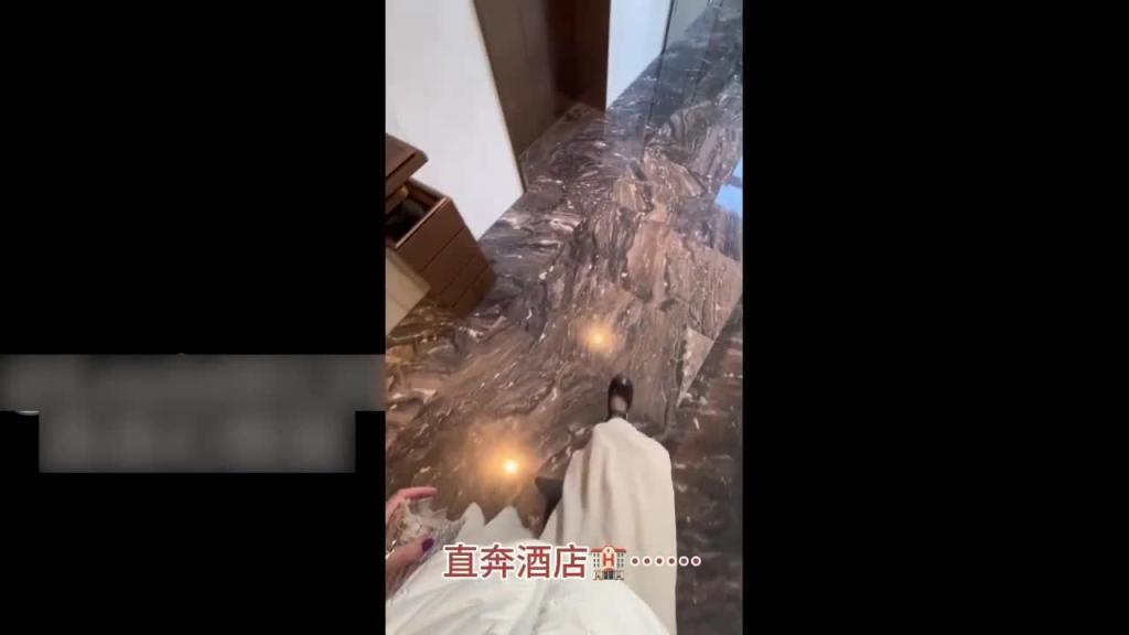 自购推特真实勾引女神-女大学生勾引开奔驰的滴滴司机,边开车边被摸腿,脚伸过去师傅的鸡吧都硬邦邦 预览截图 3