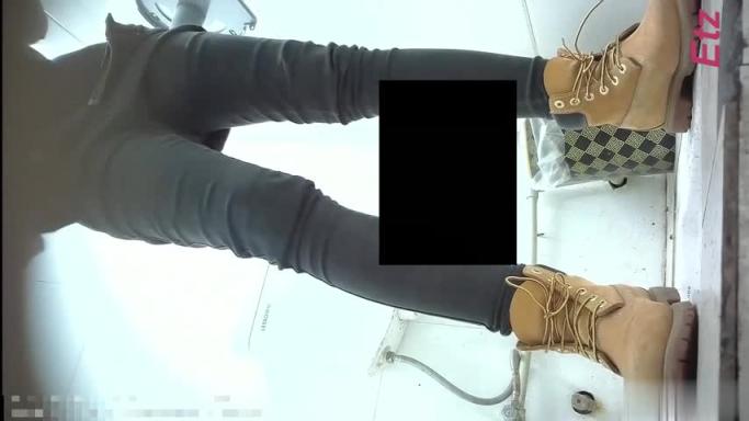 厕拍白富美(母女双收)母女皮肤真的好白逼毛都长一样 预览截图 8