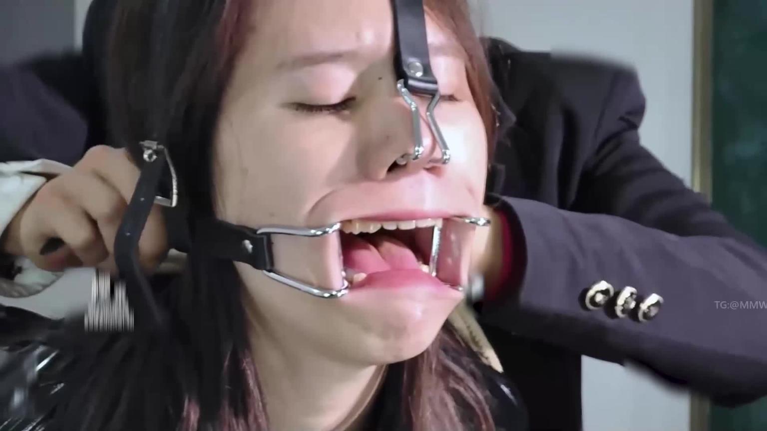 小姐姐爽到漏尿的捆棒重口PLAY!炮机配上按摩棒整个高潮难耐 预览截图 3