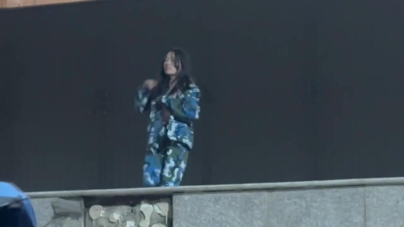 门事件 西北民族大学军训女学员激情热舞不慎导致两颗巨乳露出!就算露奶跳也要跳完舞蹈!多角度全网最全版 预览截图 1