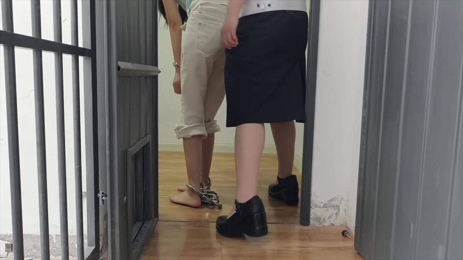 【鑫鑫工作室】新模特菲菲第一部镣铐片,饰演嚣张的女犯,被帽子姐姐单脚吊起来,压到牢房也不老实,竟然仗着自己瘦小挣脱了手铐脚镣,逃脱了,最后抓回来被带更重的死撩关进了小黑.... 预览截图 11