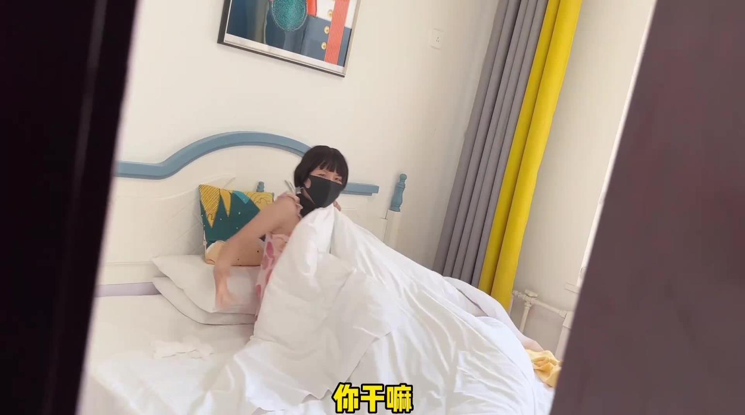同居女孩回房间和男友视频自慰,被我要挟并中出 预览截图 4