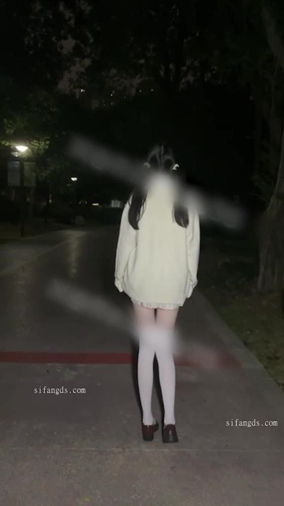 足球场调教母狗路上撒尿实录 预览截图 2