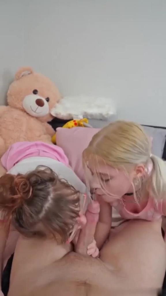 【妈妈教女儿做爱】妈妈和女儿一起舔爸爸鸡 巴教育女儿给爸爸操! 预览截图 4