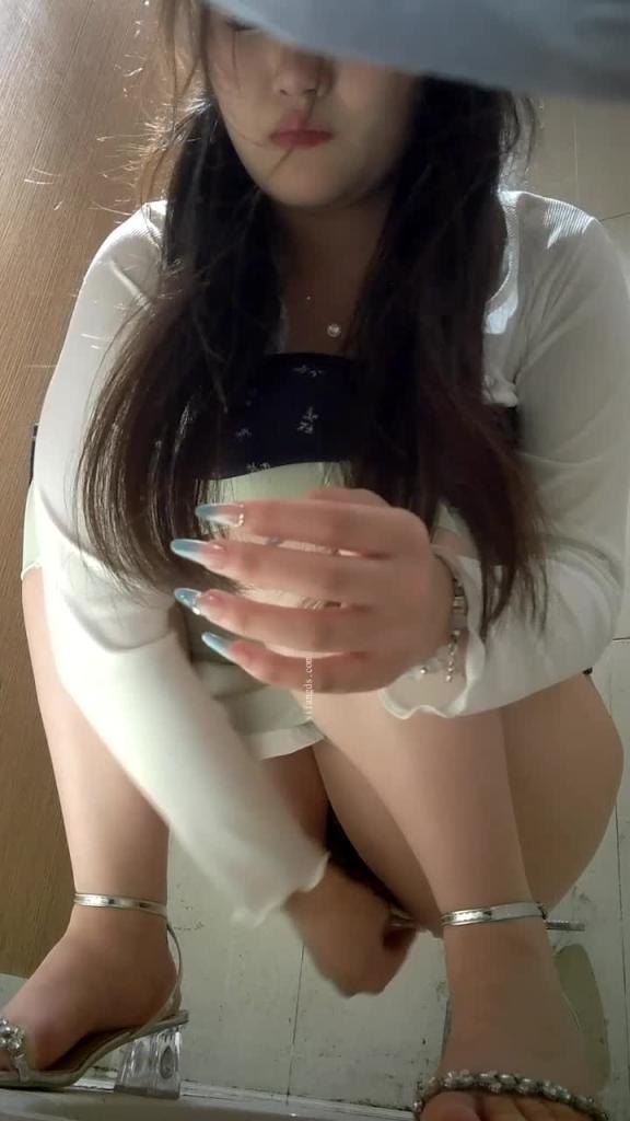 厕所偷拍漂亮小姐姐嘘嘘时还看自己美甲 预览截图 10