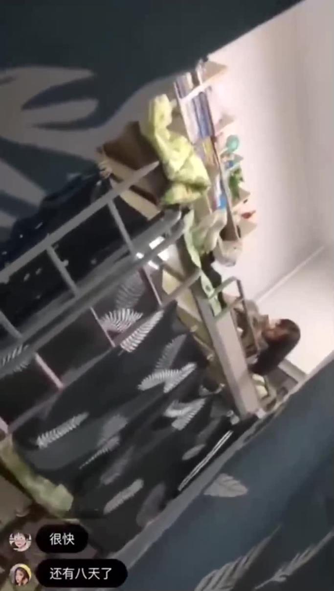 【出卖同学】妹子还不起高利贷被逼直播女室友换衣抵债 预览截图 2