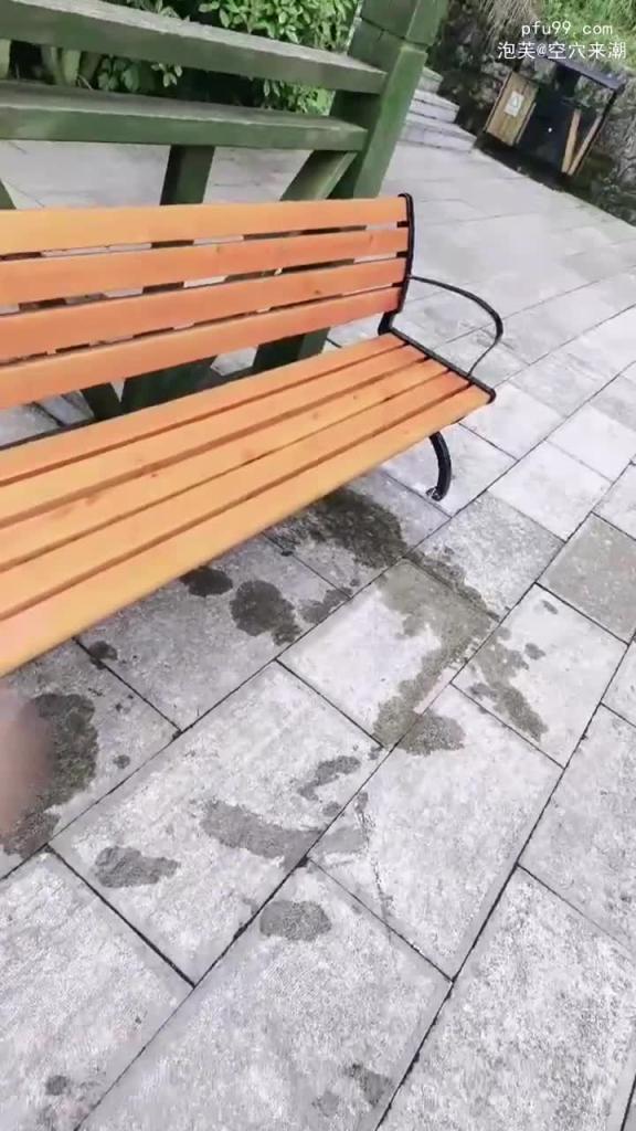 【室外勾引】在人来人往的地点玩用勾引大哥打野战连干两炮射满骚穴 预览截图 12