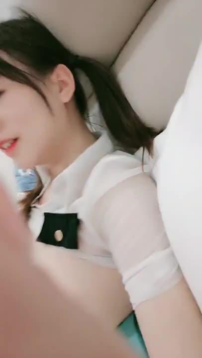 白晢小萝莉带闺蜜一起和男友啪啪男友真有性福 预览截图 5