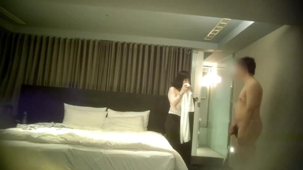 【独家首发】22岁清纯公务员正妹⭐私生活与四眼领导开房口爆啪啪~ 预览截图 3