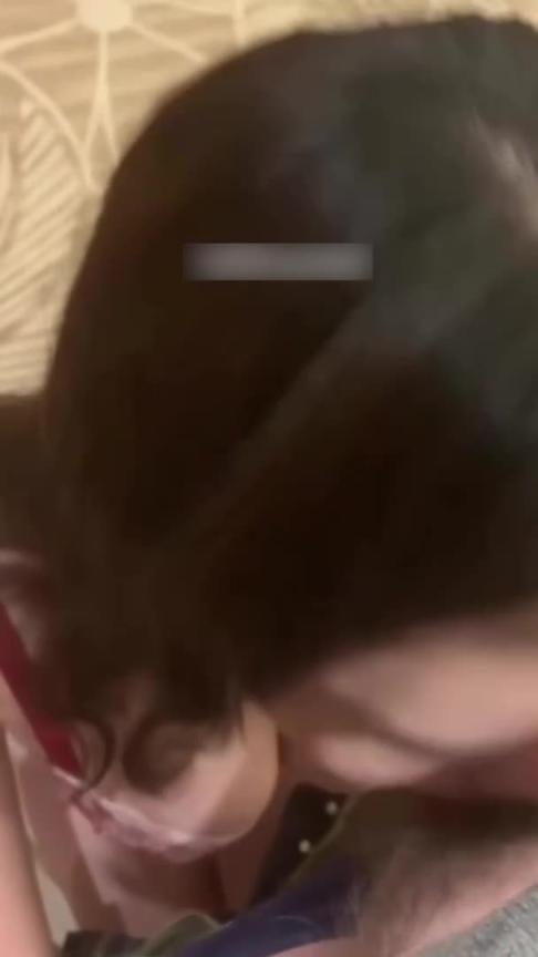 极品颜射揉奶骚逼全套,口交乳交样样精通,大哥是懂得享受的,必须四目相对看着她的脸撸才有感觉 预览截图 4