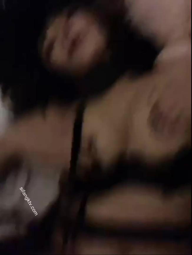 【富少私拍 反差女】“像条狗一样”“爸鸡巴好大好喜欢”母狗被使劲操一直在淫叫，高颜值脸奶子大一直晃荡 预览截图 9