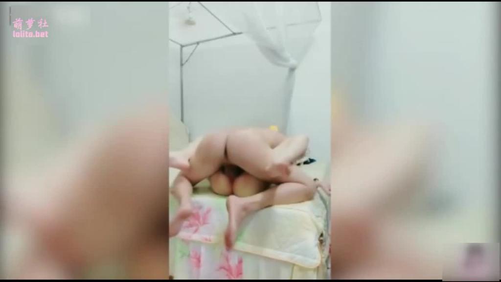2妹妹没穿裤子在写作业被哥哥调戏 预览截图 3
