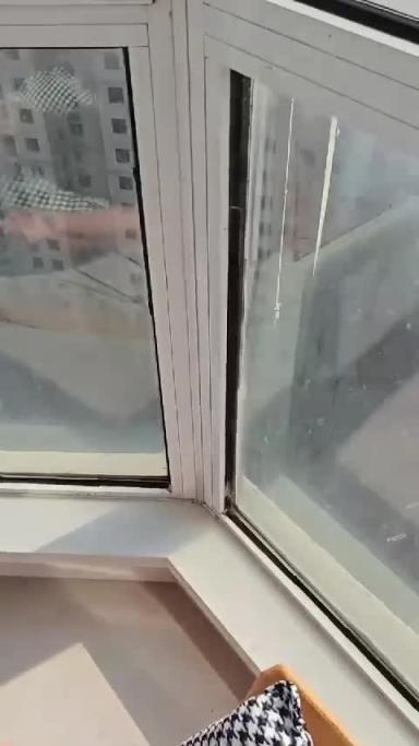 【母子乱伦】让骚妈穿上我买的的情趣内衣,阳台上老妈给我口爽了,我也要尽力满足她 预览截图 3
