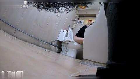针孔摄像头厕拍舞蹈学校少女们撒尿!撒泡尿的功夫还练几下舞蹈 预览截图 11