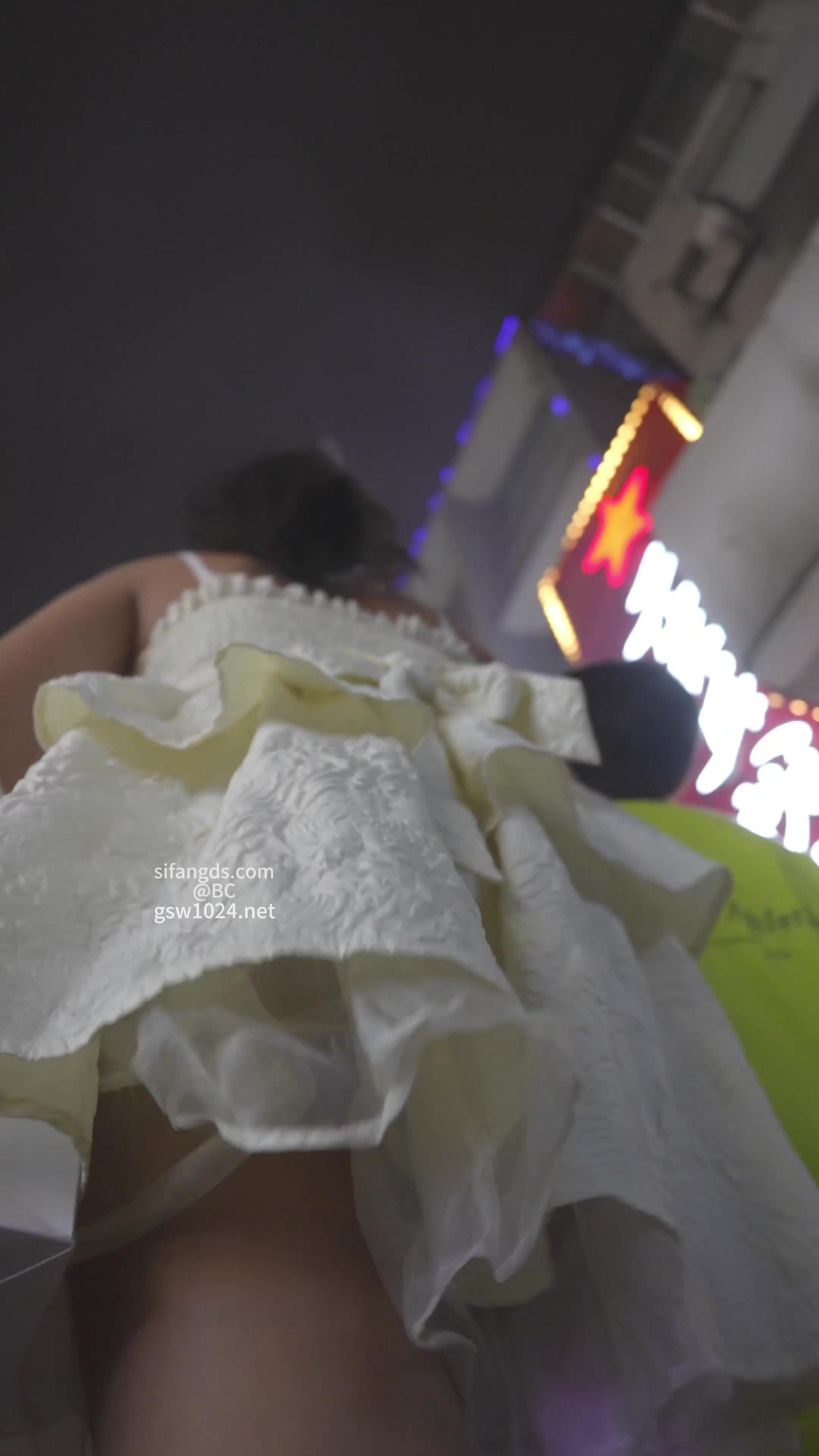 夜市走着遇上大长腿白洋装妹纸,蕾丝裙儿有点难窥探 预览截图 1