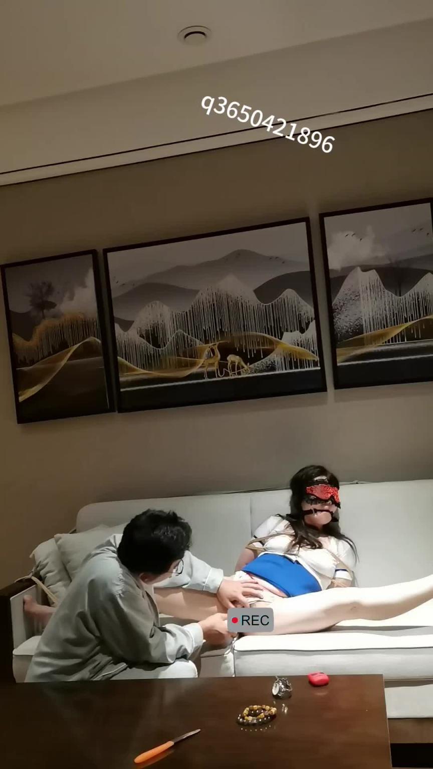 【欢乐谷原创】终于把舞蹈老师闺蜜骗到酒店让大叔绑了! 预览截图 8
