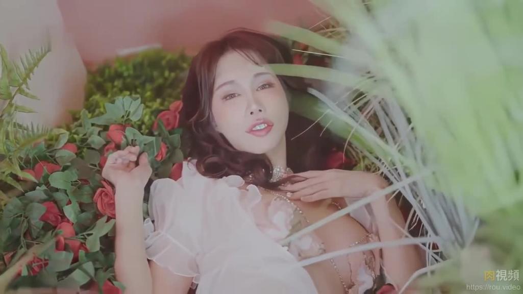 完美爆乳美人鱼 和科学勃士在有钢琴的花丛中啪啪 辛尤里 预览截图 4