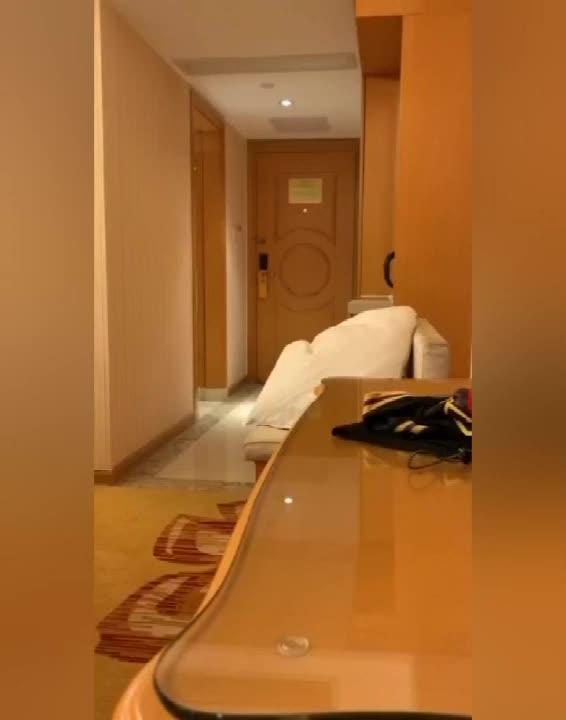 【重磅热瓜】最近很火的夫妻找鸭子干完老婆干老公 预览截图 3