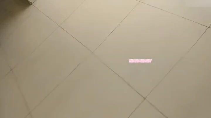 厕拍精选系列 4k高清萝莉裙萌妹超近视角无毛白虎超嫩小穴,白色丝袜更是诱人极品白虎穴大长腿脱下内裤尿急喷射,小逼超级干净,美穴尽收眼底 预览截图 3