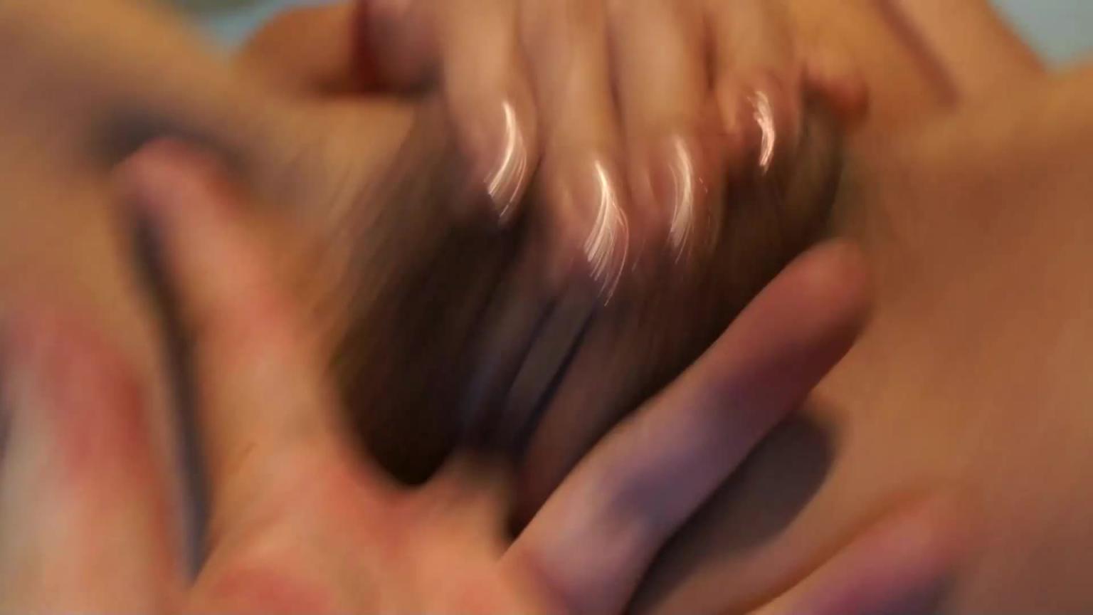 喜欢熟女的兄弟有福了，特缺肉棒的骚逼自慰到高潮后前后嘴立刻用两根鸡巴堵住 预览截图 4