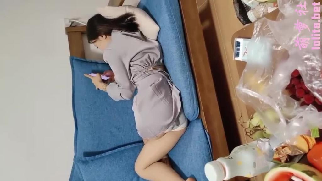 爆操客厅玩手机的小姨子(乱伦)① 预览截图 3