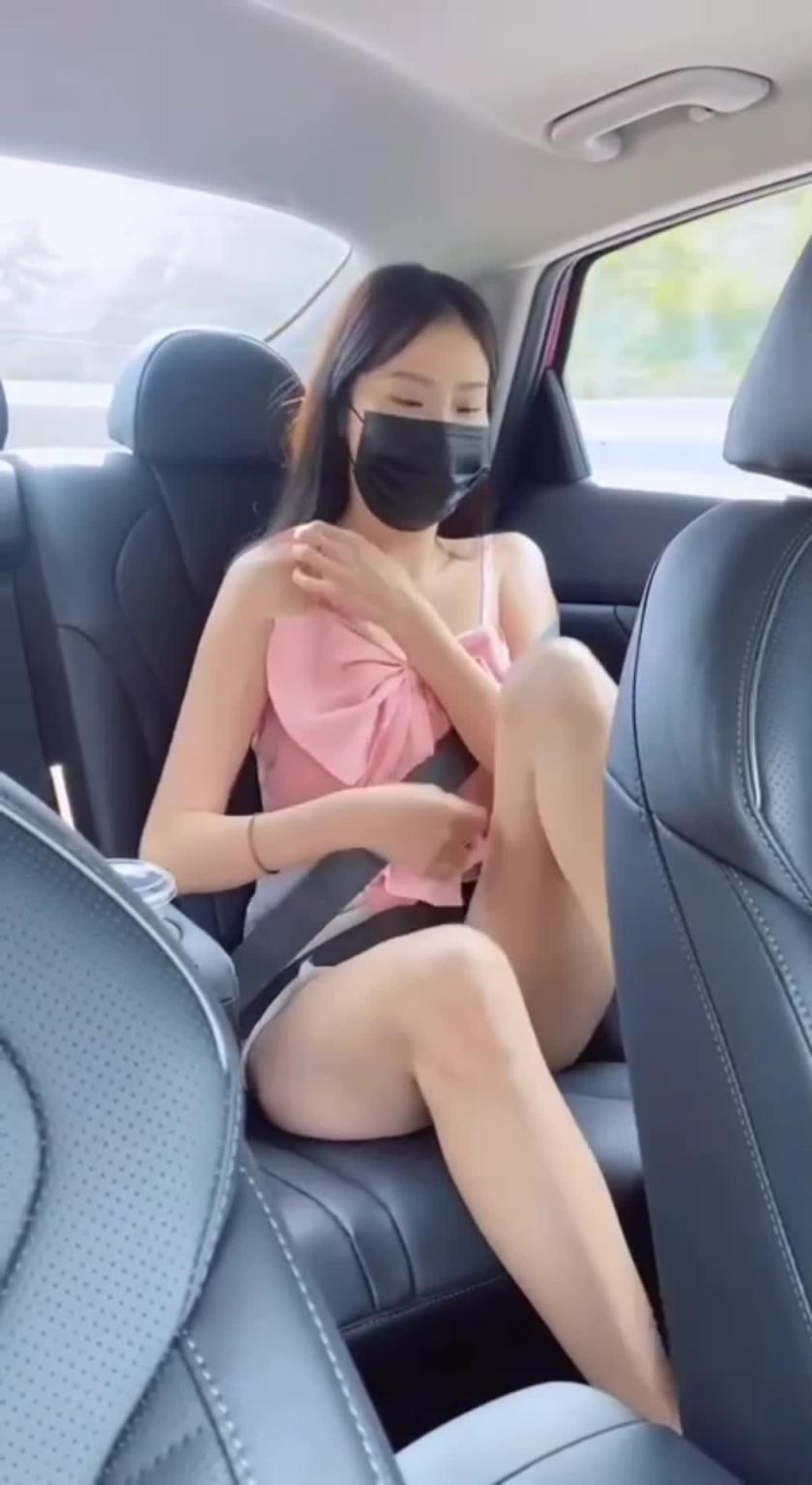 每次出去玩都很兴奋,一兴奋就喜欢露逼露奶 预览截图 9