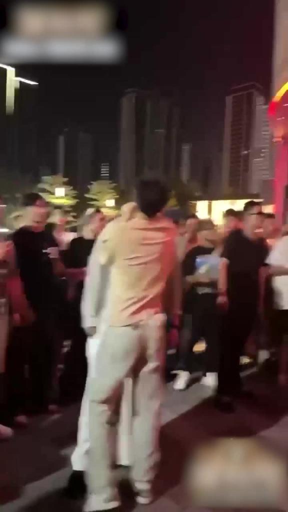 抖音热瓜 下头男街头大骂 她给我舔屌吞精时你还在哪里打飞机 预览截图 11