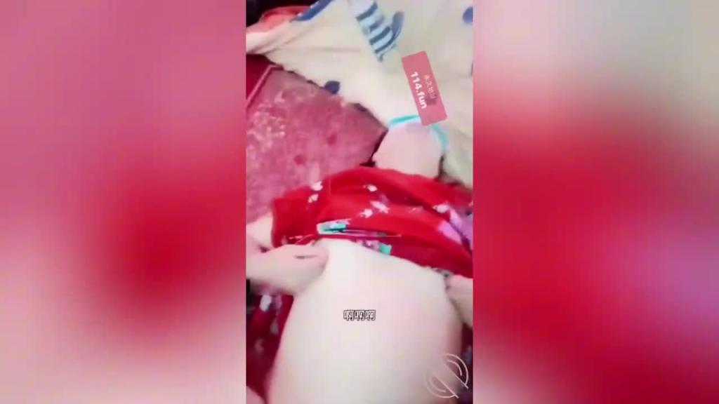【母子乱伦】海角东北真实变态母子 骚妈穿上大红旗袍开档黑丝 被儿子强迫客厅吃鸡巴 羞辱玩弄 抽插骚逼 口爆吞精“想儿子大鸡巴操逼” 预览截图 9