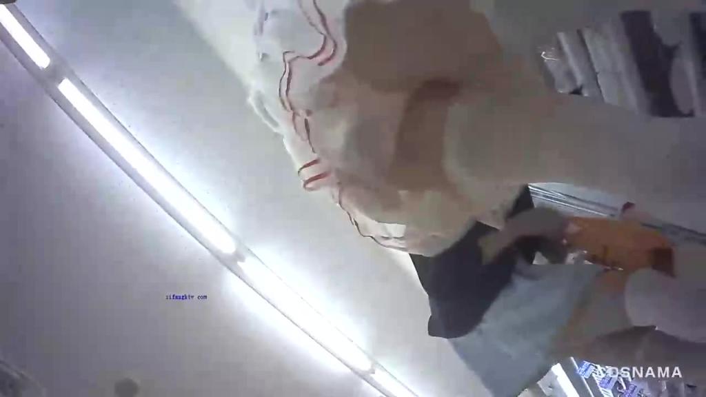 大胆偷拍台妹裙底,不穿打底裤被看得一清二楚性感身材-黑料曝光 预览截图 5
