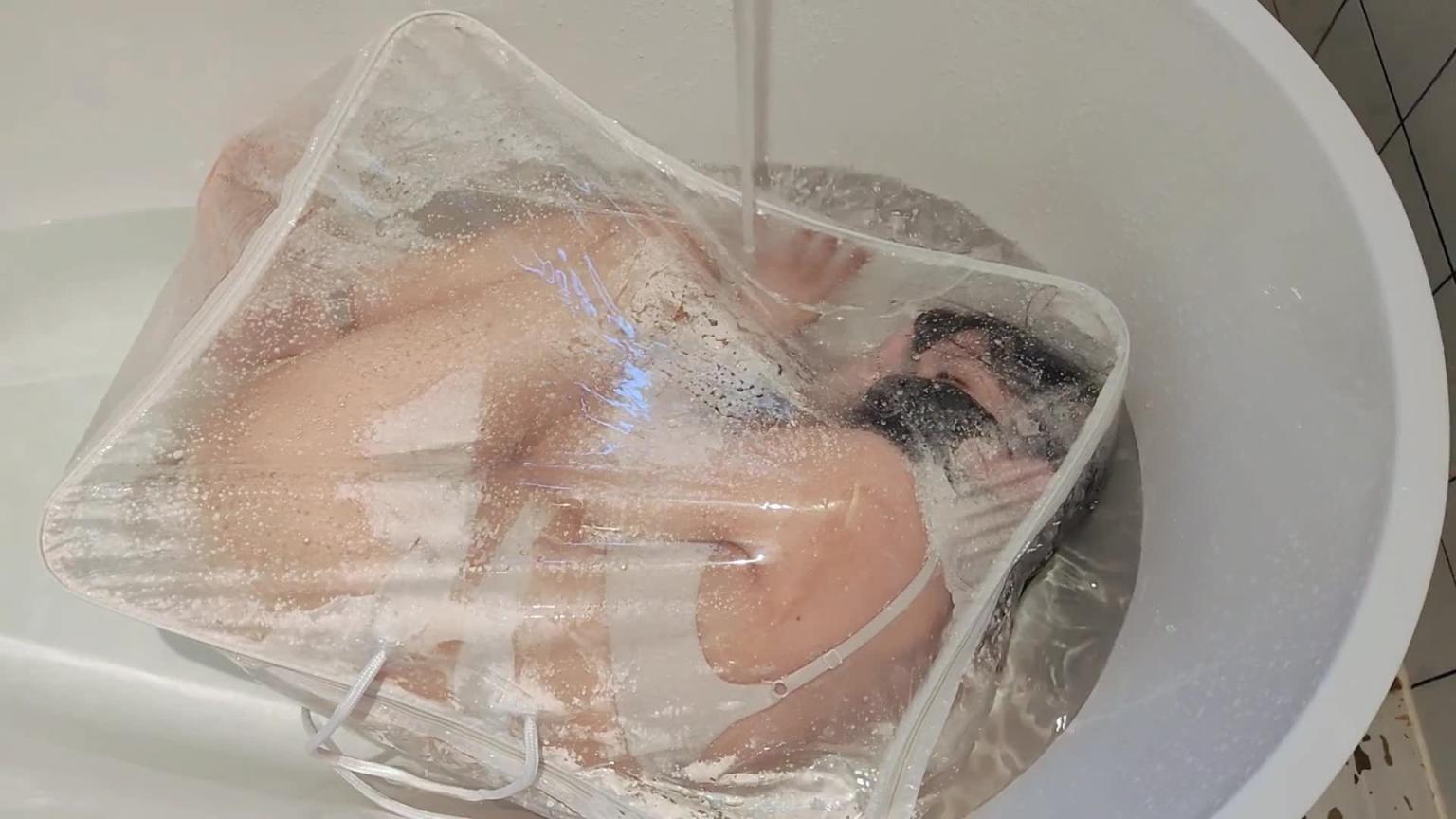 【凛凛蝶】海砂-锁铐女奴跪舔主人装进塑料袋物化拷打水中窒x 预览截图 10