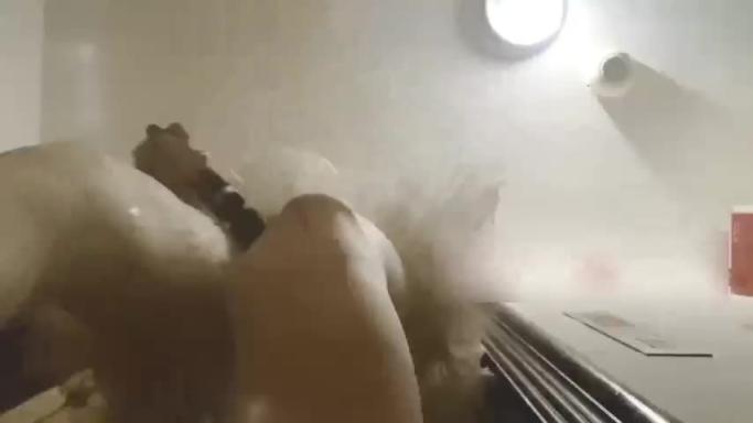 性感人妖 穿白丝裙子的长腿伪娘 用情趣玩具玩弄着自己的大鸟 预览截图 12