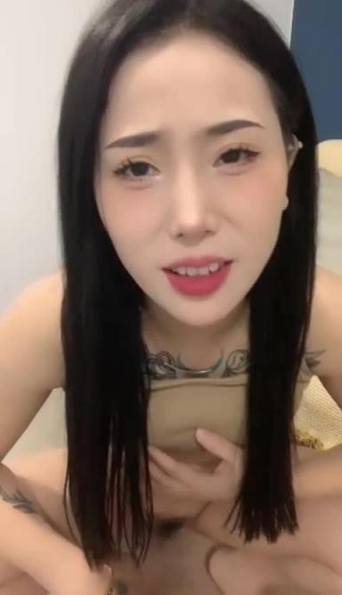 胸前漂亮纹身美女!骚逼好痒求操!抓屌舔弄叫爸爸,大屁股 主动骑乘位,进进出出好多水 预览截图 2