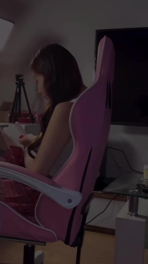 韩国大奶巨乳福利姬,会看动漫的肉欲女,抓起来一把操 预览截图 2