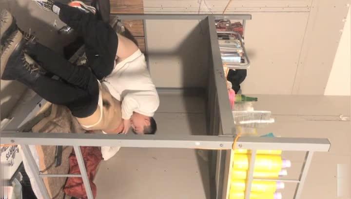 车间小组长勾搭流水线小妹在宿舍 上 预览截图 4
