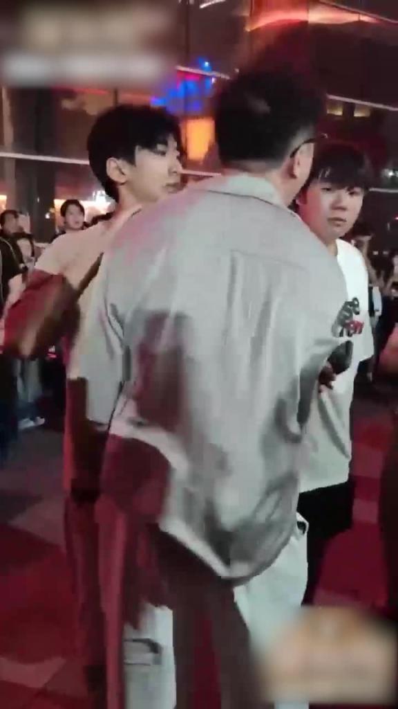 抖音热瓜 下头男街头大骂 她给我舔屌吞精时你还在哪里打飞机 预览截图 7