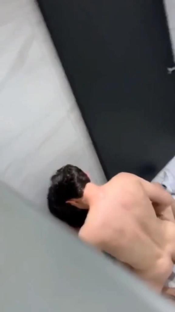 意外偷拍到小情侣在酒吧厕所操逼 预览截图 6