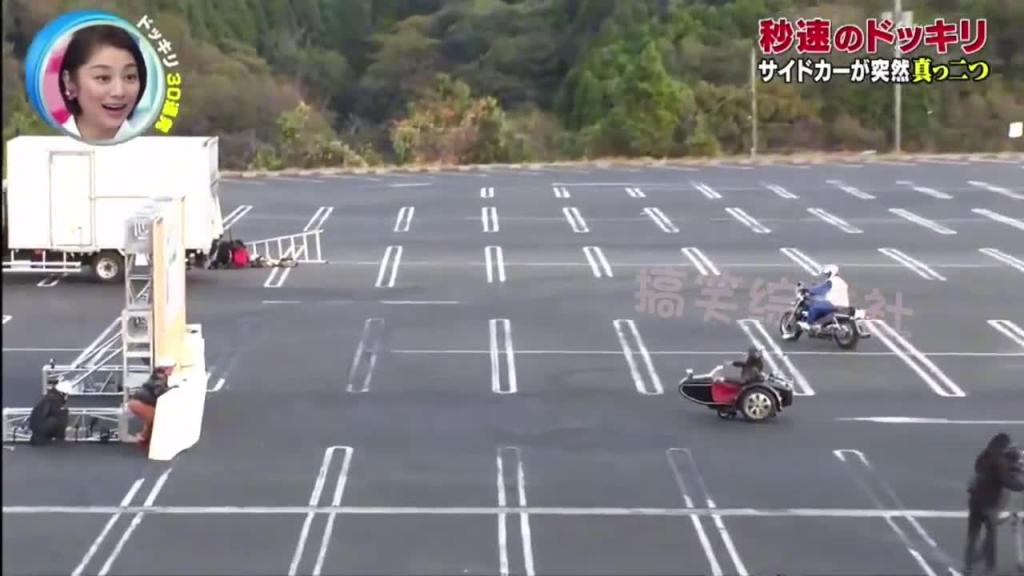 日本爆笑整蛊综艺 嘉宾体验新款八嘎车 没成想半路八嘎车突然分解并且径直冲向墙壁!!! 预览截图 4