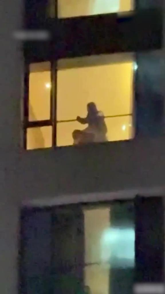 广州萤火虫漫展上 不拉窗帘在窗台前勐烈打桩 不雅一幕 吃瓜群众纷纷举起手机 记录狗男女激情一刻 ! 预览截图 4