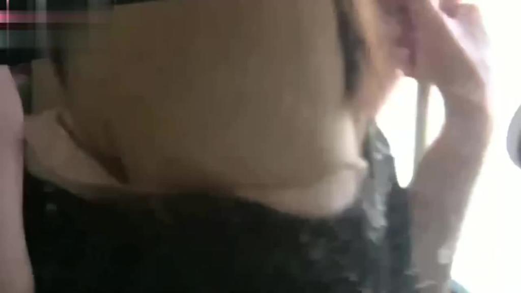 【母子乱伦】和妈妈坐火车回老家 妈妈一 直用丝袜脚蹭我 还让我和她去厕所 预览截图 11
