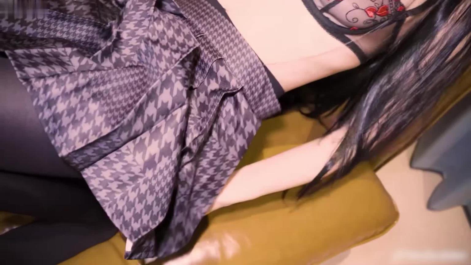 越南骚浪反差妹「Miuzxc」【Cosplay性爱】狂赌之渊蛇喰梦子，骚少妇嘴里吃着假阳具，一边被后 预览截图 10